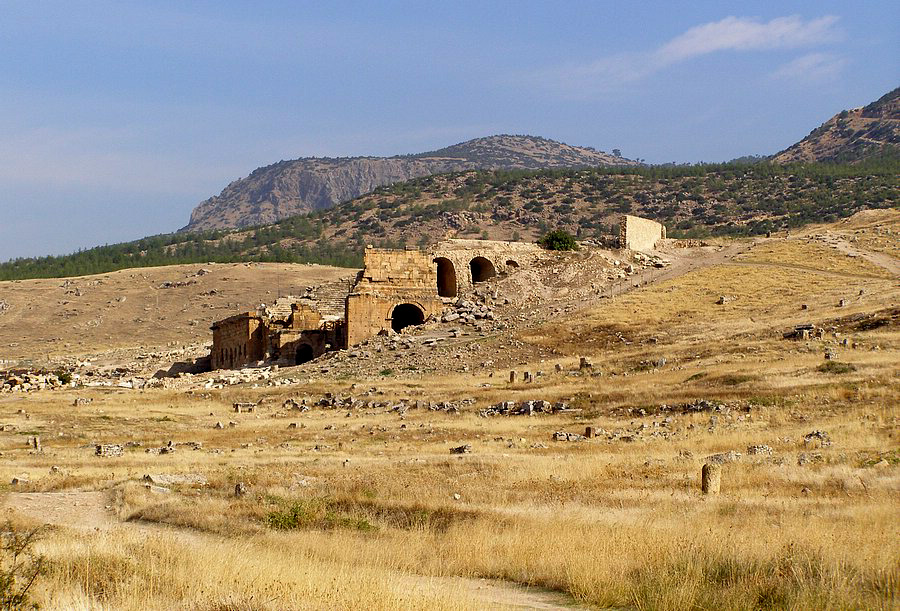Под синим небом жёлтые пески. Hierapolis